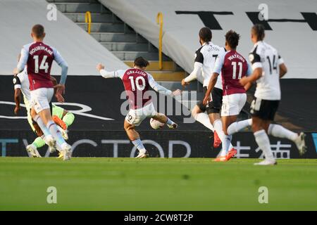 London, Großbritannien. September 2020. TOR - Jack Grealish von Aston Villa (10) erzielt das Eröffnungstreffer während des Premier League-Spiels zwischen Fulham und Aston Villa, gespielt hinter verschlossenen Türen aufgrund der aktuellen Regierungs-Covid-19-Richtlinien im Sport, gespielt im Craven Cottage, London, England am 28. September 2020. Foto von Andy Rowland. Kredit: Prime Media Images/Alamy Live Nachrichten Stockfoto