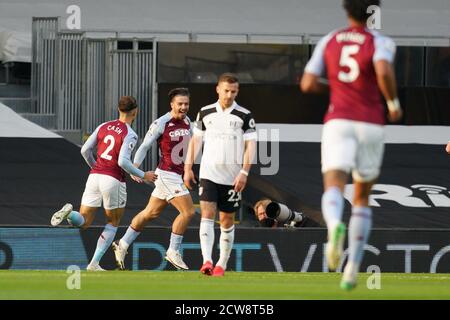London, Großbritannien. September 2020. TOR - Jack Grealish von Aston Villa (2. Links) feiert, nachdem er das Eröffnungstor während der Premier League Spiel zwischen Fulham und Aston Villa gespielt hinter verschlossenen Türen aufgrund der aktuellen Regierung covid-19 Richtlinien in Sport, gespielt in Craven Cottage, London, England am 28. September 2020. Foto von Andy Rowland. Kredit: Prime Media Images/Alamy Live Nachrichten Stockfoto
