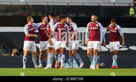 London, Großbritannien. September 2020. TOR - Jack Grealish von Aston Villa (2. Links) feiert mit Teamkollegen, nachdem er das Eröffnungstor während der Premier League Spiel zwischen Fulham und Aston Villa gespielt hinter geschlossenen Türen aufgrund der aktuellen Regierung covid-19 Richtlinien in Sport, gespielt im Craven Cottage, London, England am 28. September 2020. Foto von Andy Rowland. Kredit: Prime Media Images/Alamy Live Nachrichten Stockfoto