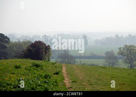 Nebel verdunkelt die Aussicht von Folly Hill, Faringdon, Oxfordshire Stockfoto