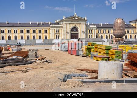 Belgrad / Serbien - 13. September 2020: Umbauarbeiten vor dem ehemaligen Belgrader Hauptbahnhof wurden in Nikola Tesla mu umfunktioniert Stockfoto