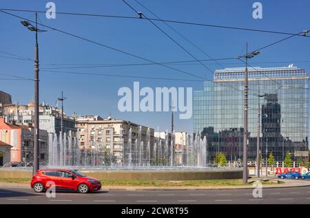 Belgrad / Serbien - 13. September 2020: Brunnen am Kreisverkehr am Slavija-Platz im Zentrum von Belgrad, der Hauptstadt Serbiens Stockfoto