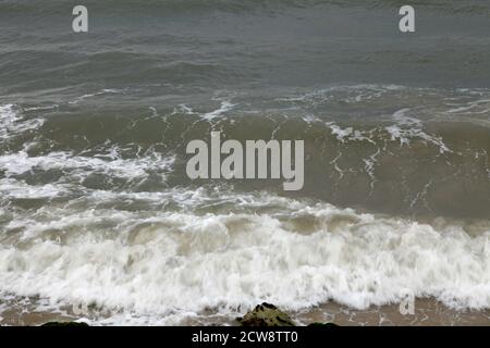 Wellen krachen an einen Strand, Südküste, England. Leichte Verzögerung der Verschlusszeit, um Bewegung zu geben Stockfoto