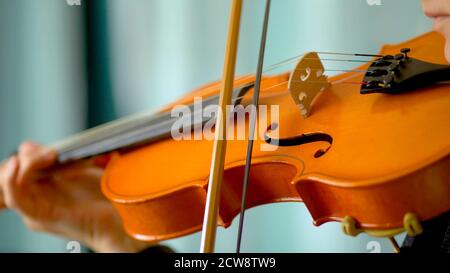 Junge Frau spielt Geige. Hände des Musikers, Nahaufnahme. Vorderansicht. Stockfoto