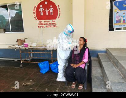 Chirang, Assam, Indien. September 2020. Ein Gesundheitsfachkraft in persönlicher Schutzausrüstung (PSA) nimmt von einem Studenten Proben eines Nasenabstrichs für Covid-19 Rapid Antigen Testing (RATTE) in einem Krankenhaus im Dorf Subhaijhar im Bezirk Chirang in Assam. Quelle: David Talukdar/ZUMA Wire/Alamy Live News Stockfoto