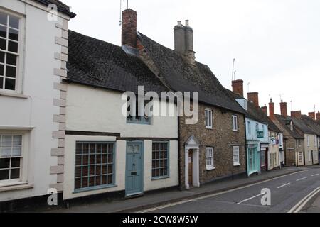 London Street in Faringdon, Oxfordshire, zeigt verschiedene Stile von Reihenhäusern und Hütten, aus dem 17. Jahrhundert Stockfoto