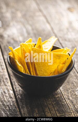 Gesalzene Tortilla Chips in Schüssel auf Holztisch. Stockfoto