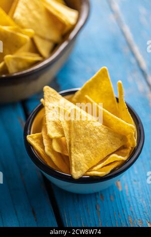 Gesalzene Tortilla Chips auf blauem Tisch. Stockfoto