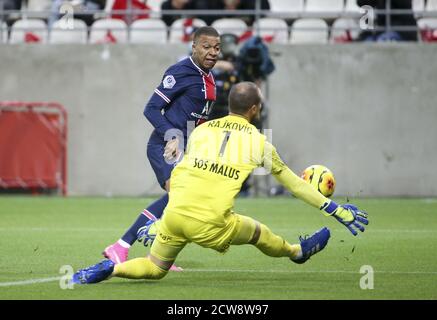 Kylian Mbappe von PSG, Torhüter von Reims Predrag Rajkovic während der französischen Meisterschaft Ligue 1 Fußballspiel zwischen Stade de Reims und Paris Sain Stockfoto