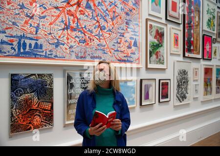 Eine Person, die Kunst bei der RA betrachtet. Presseinterview der Sommerausstellung in der Royal Academy, die vom 6. Oktober bis 3. Januar 202 stattfindet. Stockfoto