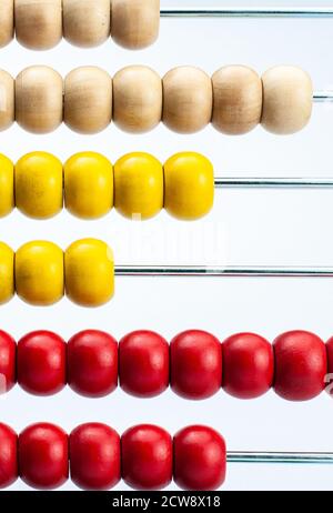 Detail eines Abakus, ein Rechenwerkzeug mit bunten Holzperlen Stockfoto