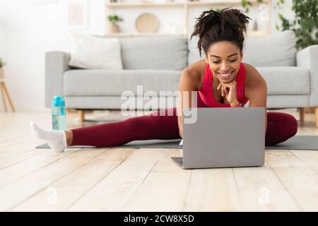 Fit African American Frau Training Bei Laptop Training Zu Hause Stockfoto