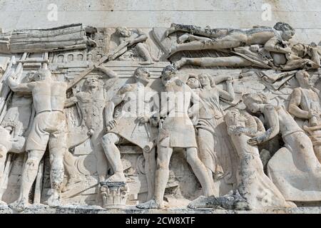 Bas-Relief zeigt die Verherrlichung von Arbeit und Kultur - Gebäude der Universität Triest, Triest, Italien Stockfoto