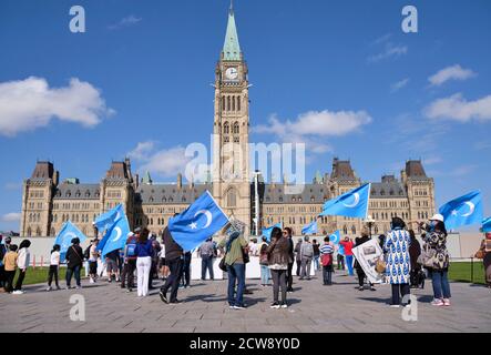 Ottawa, Kanada. September 2020. Menschen, die am Völkermord von Stop Uiguren und Aufruf zur Aktion der kanadischen Regierung teilnehmen, organisiert vom Uiguren Rights Advocacy Project (URAP) auf dem Parliament Hill in Ottawa. Ein paar hundert Menschen kamen zu Protesten gegen den anhaltenden Völkermord an Uiguren Muslimen durch das gegenwärtige chinesische Regime. Fordert von der kanadischen Regierung konkrete Maßnahmen zur Verurteilung der Aktionen. Kredit: Meanderingemu/Alamy Live Nachrichten Stockfoto