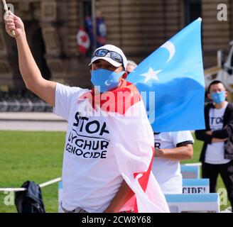 Ottawa, Kanada. September 2020. Menschen, die am Völkermord von Stop Uiguren und Aufruf zur Aktion der kanadischen Regierung teilnehmen, organisiert vom Uiguren Rights Advocacy Project (URAP) auf dem Parliament Hill in Ottawa. Ein paar hundert Menschen kamen zu Protesten gegen den anhaltenden Völkermord an Uiguren Muslimen durch das gegenwärtige chinesische Regime. Fordert von der kanadischen Regierung konkrete Maßnahmen zur Verurteilung der Aktionen. Die Organisatoren stellten den Teilnehmern Masken zur Verfügung, um die Notwendigkeit zu unterstützen, gleichzeitig die laufende Pandemie zu kontrollieren. Kredit: Meanderingemu/Alamy Live Nachrichten Stockfoto