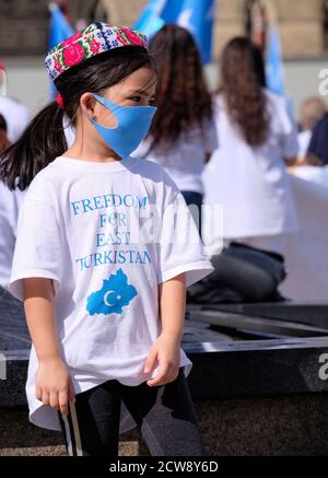 Ottawa, Kanada. September 2020. Junge Mädchen mit einem Hemd der Freiheit für Ostturkistan Teil der Teilnehmer des Völkermordes an den Uiguren und Aufruf zur Aktion der kanadischen Regierung, die vom Uiguren Rights Advocacy Project (URAP) auf dem Parliament Hill in Ottawa organisiert wurde. Ein paar hundert Menschen kamen zu Protesten gegen den anhaltenden Völkermord an Uiguren Muslimen durch das gegenwärtige chinesische Regime. Kredit: Meanderingemu/Alamy Live Nachrichten Stockfoto