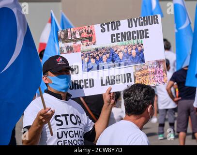 Ottawa, Kanada. September 2020. Menschen, die am Völkermord von Stop Uiguren und Aufruf zur Aktion der kanadischen Regierung teilnehmen, organisiert vom Uiguren Rights Advocacy Project (URAP) auf dem Parliament Hill in Ottawa. Ein paar hundert Menschen kamen zu Protesten gegen den anhaltenden Völkermord an Uiguren Muslimen durch das gegenwärtige chinesische Regime. Fordert von der kanadischen Regierung konkrete Maßnahmen zur Verurteilung der Aktionen. Kredit: Meanderingemu/Alamy Live Nachrichten Stockfoto