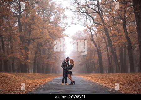 Interracial paar posiert im Herbst Park Straße, schwarzer Mann und weiß rothaarige Frau Stockfoto