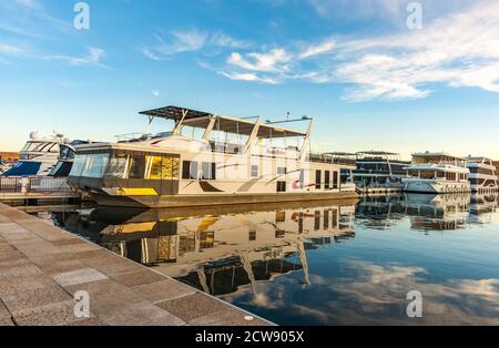 Lake Powell, USA - September 24 2015; Hausboote vertäuten am Pier am See für Miete für Touristen. Stockfoto