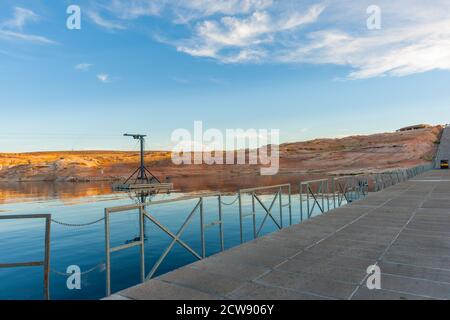 Pfad über Lake Powell ist ein künstlich anmuttes Reservoir am Colorado River in Utah und Arizona, USA Stockfoto