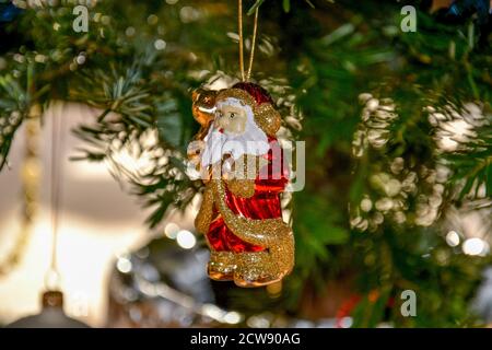 Weihnachtsglas Spielzeug Weihnachtsmann auf dem Weihnachtsbaum. Neujahrsdekor. Stockfoto