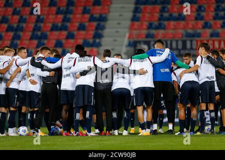 Bologna, Italien. September 2020. Bologna, Italien, Dall'Ara Stadium, 28 Sep 2020, Bologna FC Spieler versammeln sich im Kreis, bevor das Spiel während Bologna gegen Parma beginnt - italienische Fußballserie A Spiel - Credit: LM/Francesco Scaccianoce Credit: Francesco Scaccianoce/LPS/ZUMA Wire/Alamy Live News Stockfoto