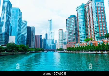 Architektonisches HDR-Bild des Chicago River, das zwischen dem konvergierenden Geschäftsviertel der Stadt in blauen Farbtönen fließt. Stockfoto
