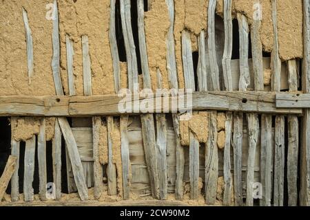 Scheune Wand mit Holzrahmen und Ton Stockfoto