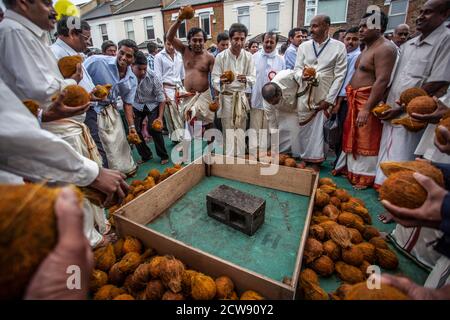 Tausende besuchen das jährliche Chariot Festival vom Tamil Hindu Shree Ganapathy Tempel in Wimbledon, Southwest London, England, Großbritannien Stockfoto