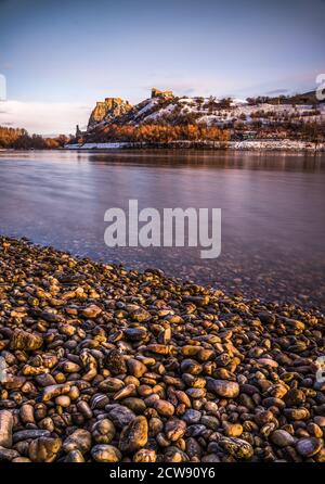 Schneebedeckte Ruinen der Burg Devin über der Donau in Bratislava, Slowakei bei Sonnenaufgang Stockfoto