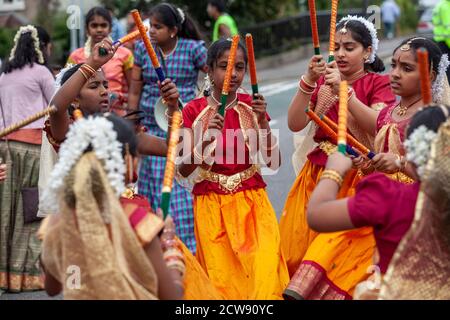 Tausende besuchen das jährliche Chariot Festival vom Tamil Hindu Shree Ganapathy Tempel in Wimbledon, Southwest London, England, Großbritannien Stockfoto