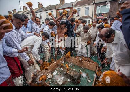 Tausende besuchen das jährliche Chariot Festival vom Tamil Hindu Shree Ganapathy Tempel in Wimbledon, Southwest London, England, Großbritannien Stockfoto