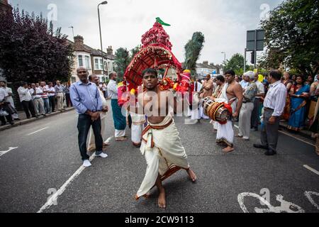 Tausende besuchen das jährliche Chariot Festival vom Tamil Hindu Shree Ganapathy Tempel in Wimbledon, Southwest London, England, Großbritannien Stockfoto