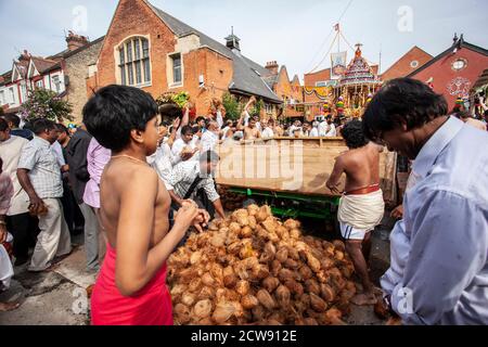 Tausende besuchen das jährliche Chariot Festival vom Tamil Hindu Shree Ganapathy Tempel in Wimbledon, Southwest London, England, Großbritannien Stockfoto