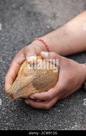 Tausende besuchen das jährliche Chariot Festival vom Tamil Hindu Shree Ganapathy Tempel in Wimbledon, Southwest London, England, Großbritannien Stockfoto