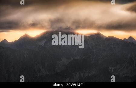 Detail der Bergspitzen bei Glowy Sunrise in der Hohen Tatra, Slowakei Stockfoto