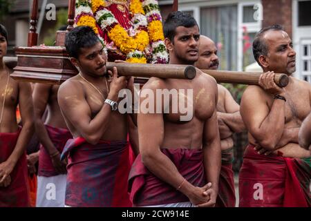 Tausende besuchen das jährliche Chariot Festival vom Tamil Hindu Shree Ganapathy Tempel in Wimbledon, Southwest London, England, Großbritannien Stockfoto