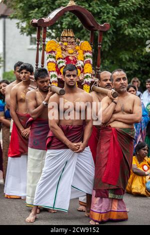 Tausende besuchen das jährliche Chariot Festival vom Tamil Hindu Shree Ganapathy Tempel in Wimbledon, Southwest London, England, Großbritannien Stockfoto