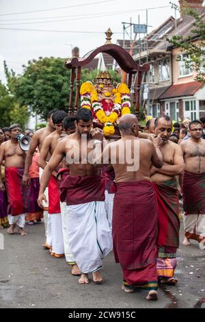 Tausende besuchen das jährliche Chariot Festival vom Tamil Hindu Shree Ganapathy Tempel in Wimbledon, Southwest London, England, Großbritannien Stockfoto