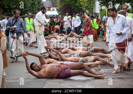 Tausende besuchen das jährliche Chariot Festival vom Tamil Hindu Shree Ganapathy Tempel in Wimbledon, Southwest London, England, Großbritannien Stockfoto