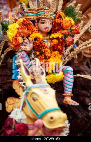 Tausende besuchen das jährliche Chariot Festival vom Tamil Hindu Shree Ganapathy Tempel in Wimbledon, Southwest London, England, Großbritannien Stockfoto