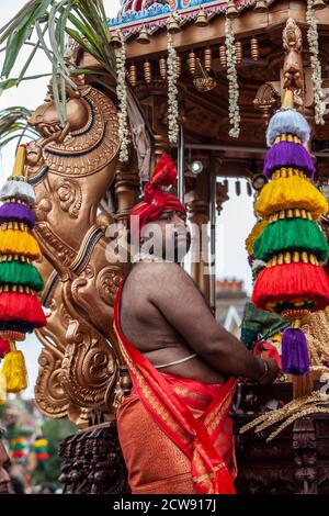 Tausende besuchen das jährliche Chariot Festival vom Tamil Hindu Shree Ganapathy Tempel in Wimbledon, Southwest London, England, Großbritannien Stockfoto
