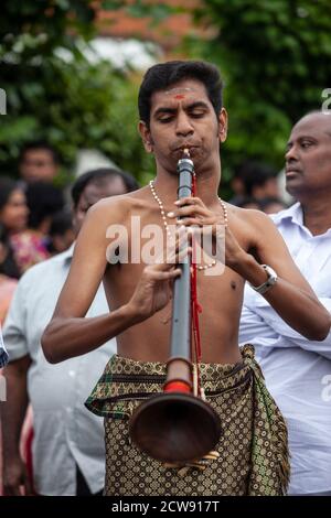 Tausende besuchen das jährliche Chariot Festival vom Tamil Hindu Shree Ganapathy Tempel in Wimbledon, Southwest London, England, Großbritannien Stockfoto