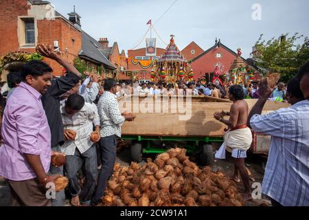 Tausende besuchen das jährliche Chariot Festival vom Tamil Hindu Shree Ganapathy Tempel in Wimbledon, Southwest London, England, Großbritannien Stockfoto