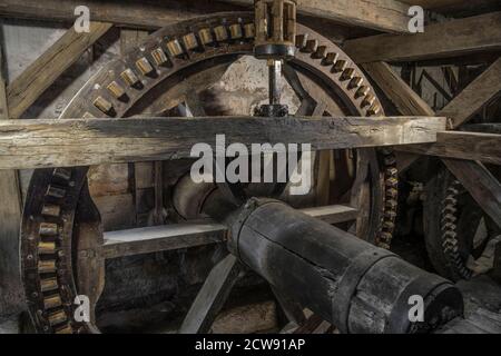 Holzgetriebe einer historischen Wassermühle Stockfoto