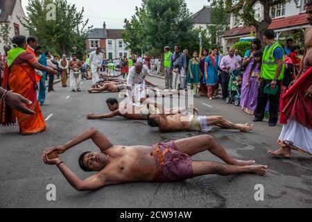 Tausende besuchen das jährliche Chariot Festival vom Tamil Hindu Shree Ganapathy Tempel in Wimbledon, Southwest London, England, Großbritannien Stockfoto