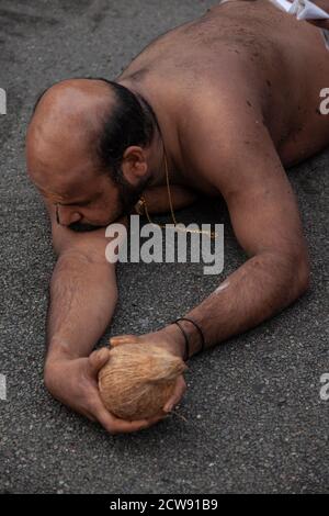 Tausende besuchen das jährliche Chariot Festival vom Tamil Hindu Shree Ganapathy Tempel in Wimbledon, Southwest London, England, Großbritannien Stockfoto