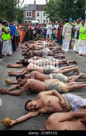 Tausende besuchen das jährliche Chariot Festival vom Tamil Hindu Shree Ganapathy Tempel in Wimbledon, Southwest London, England, Großbritannien Stockfoto