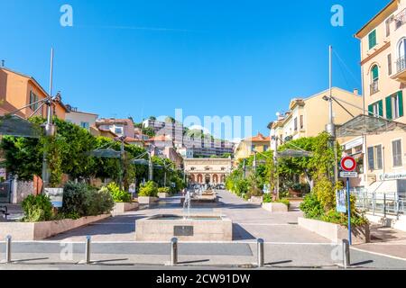 Der Platz Loredan-Larchey in Alpes-Maritimes, Menton Frankreich, mit dem ethnographischen Museum in der Ferne am Ende des Platzes. Stockfoto