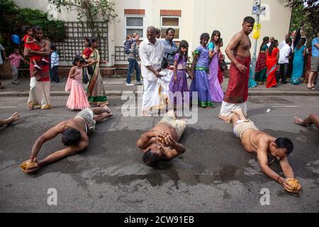 Tausende besuchen das jährliche Chariot Festival vom Tamil Hindu Shree Ganapathy Tempel in Wimbledon, Southwest London, England, Großbritannien Stockfoto